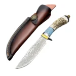 Sammlung gerader Damastmesser mit Geweih-Intarsiengriff aus Messing und Rindslederscheide